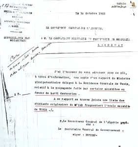 18 أكتوبر 1922 بعث الوالي العام للجزائر إلى الحاكم العسكري لإقليم غرداية تقريرا عن قيام الطلبة المزابيين بتونس بالدعاية لصالح الحزب الدستوري التونسي والذي بلغه من الوزير المفوض لدى الإقامة العامة لتونس. وكان التقرير مرفقا بقائمة تتضمّن أسماء هؤلاء الطلبة وقد أحصينا من بينهم على الأقل 17 يسجنيا. وطبعا الهدف من هذا التقرير هو مراقبة تحركات هؤلاء الطلبة عند قدومهم إلى مزاب أو منعهم من العودة إلى تونس.